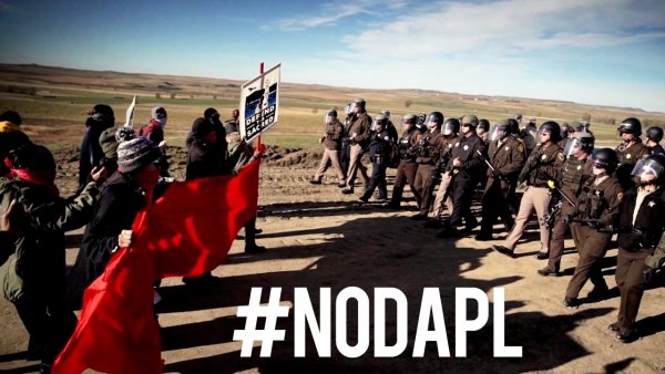 Popoli nativi in marcia contro gli oleodotti di Trump